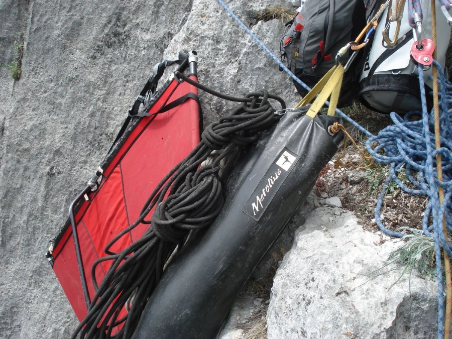 мъкнем багаж по парапета